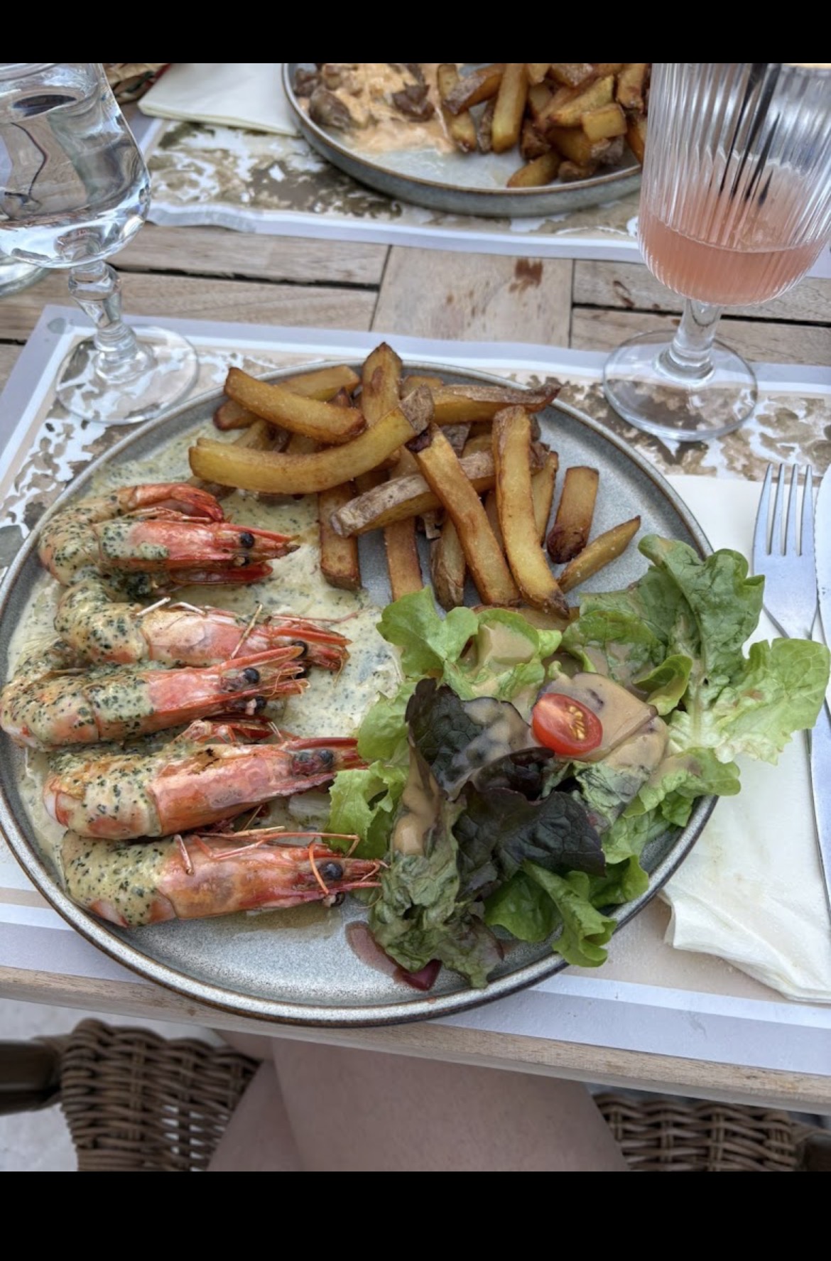 Gambas à la marseillaise, frites maison et salade